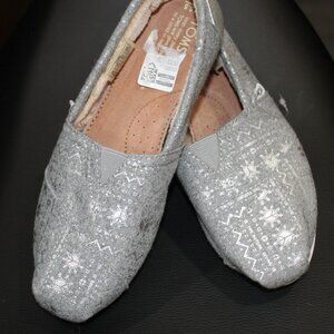 Tom's Gray Slip-On Shoes with Metallic Thread, Peace/Wave Pattern, Size 6.5